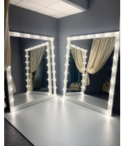Большое гримерное зеркало с подсветкой лампочками в белой раме 200х175 см